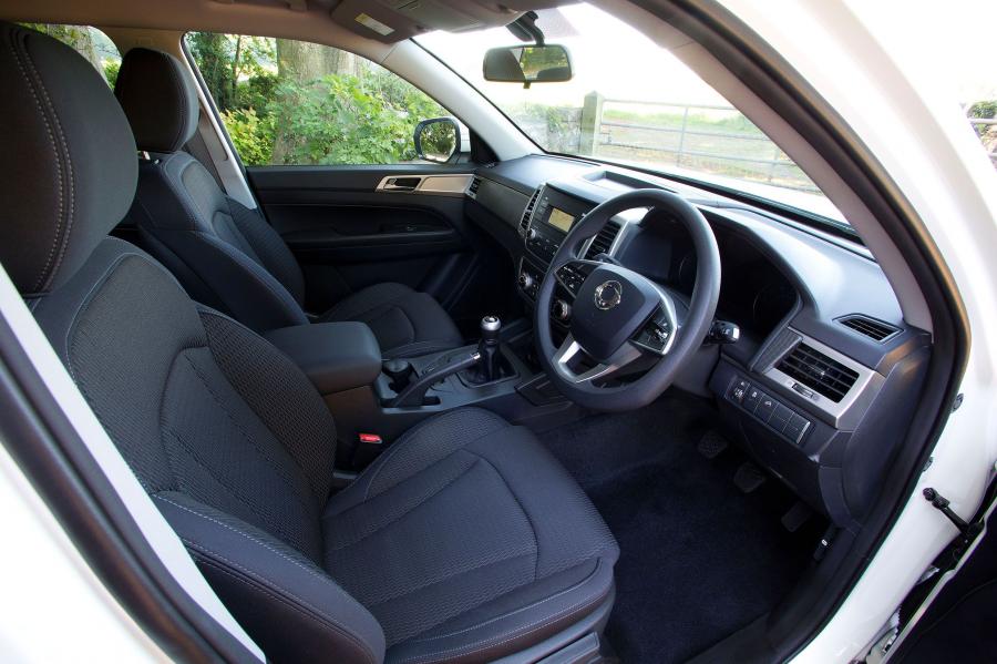 Интерьер SsangYong Musso EX 2018 года  (UK) (фото 22 из 32)